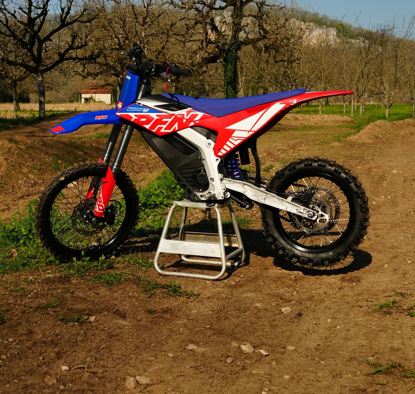 RFN SX-E15 — vue de profil sur support