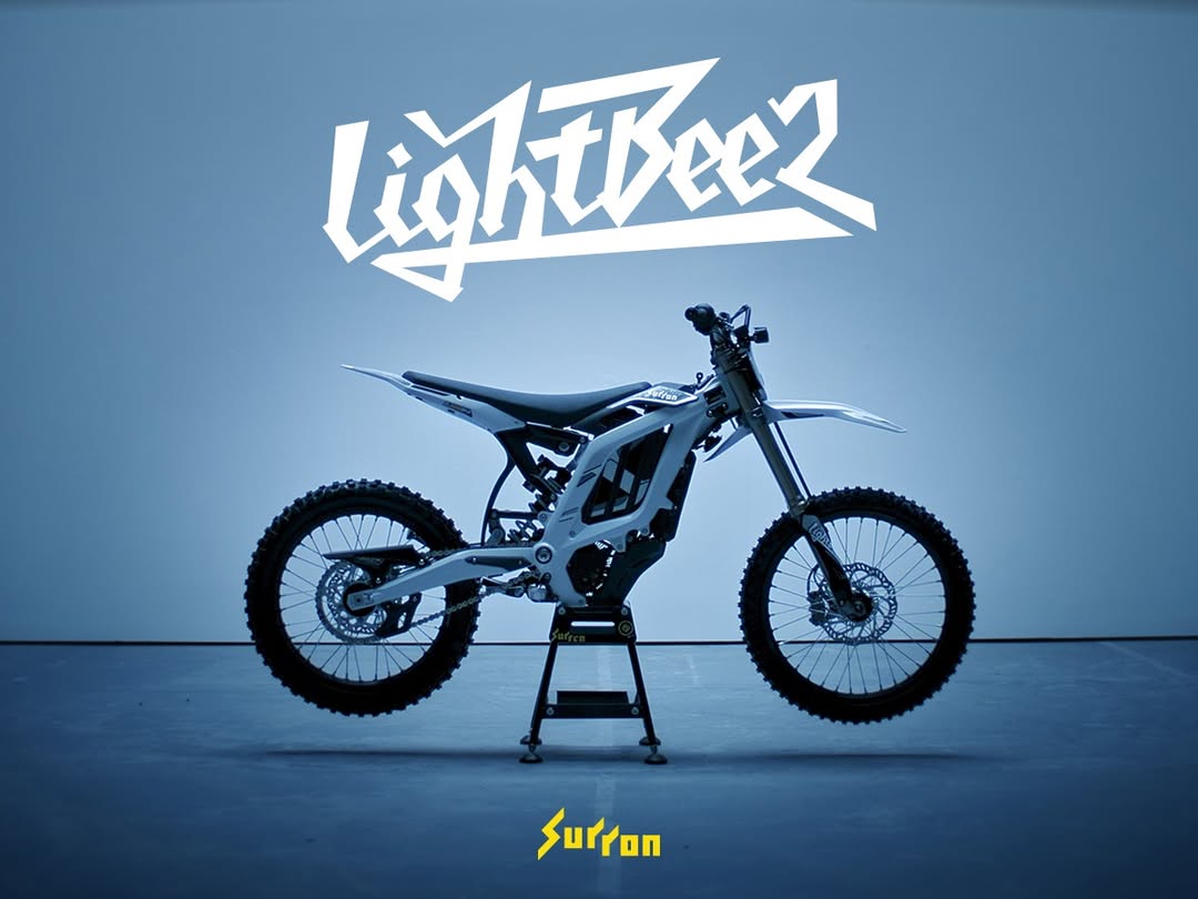 Sur-Ron Light Bee 2 de profil en studio Image