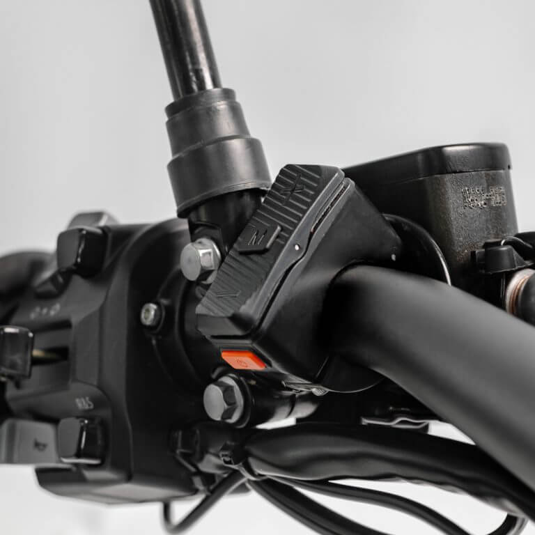 Boutons de commande +, –, et MODE du display TORP pour le réglage sur Surron Light Bee