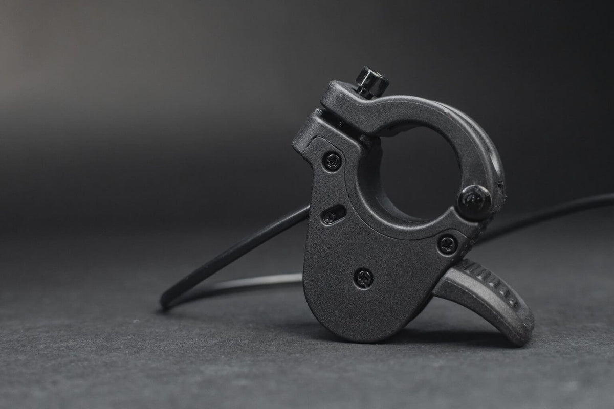 Poignée de frein moteur TORP au design compact conçue pour le guidon de la Surron Light Bee