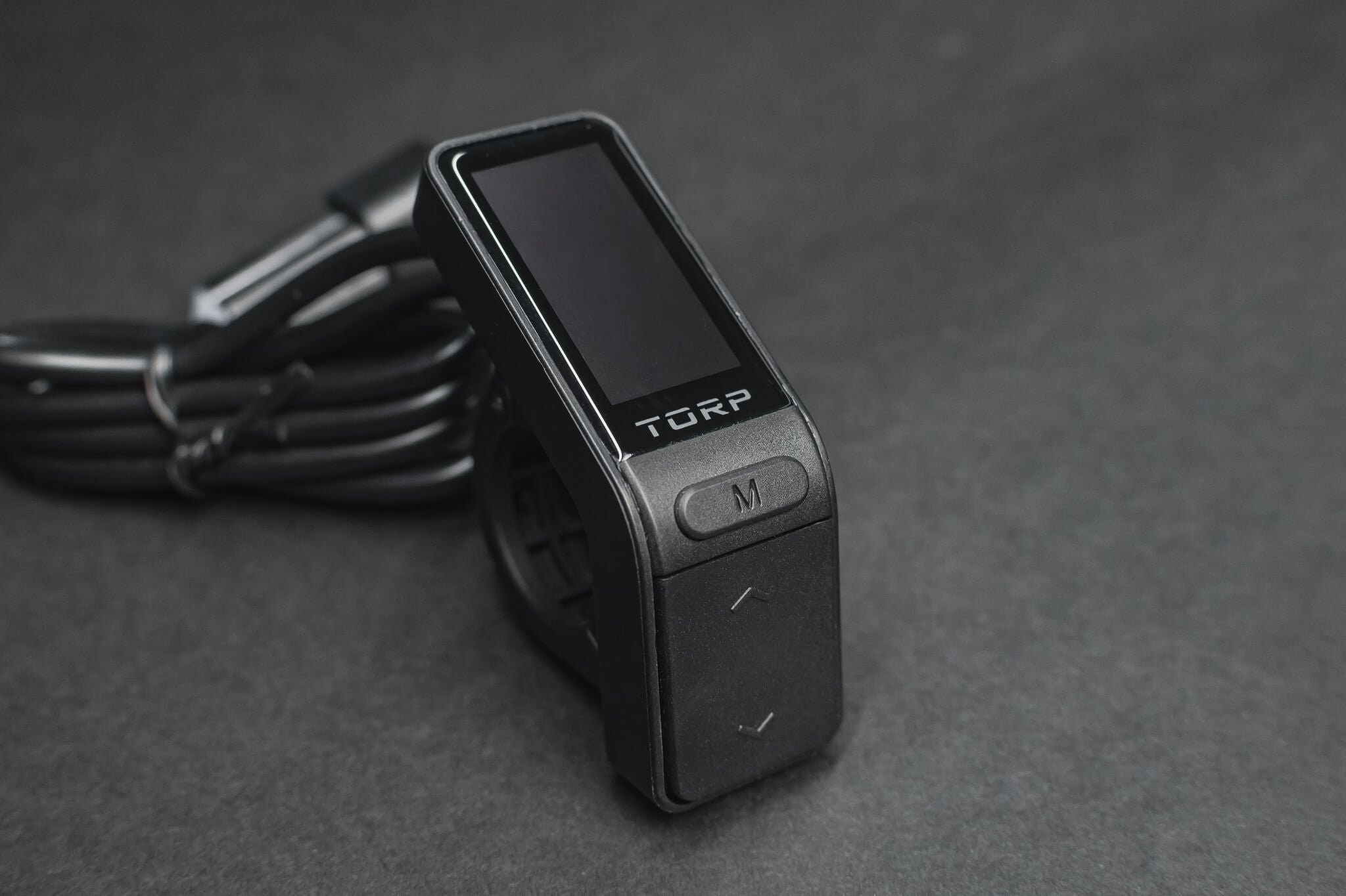 Display TORP noir et blanc monté sur moto électrique Surron Light Bee Image