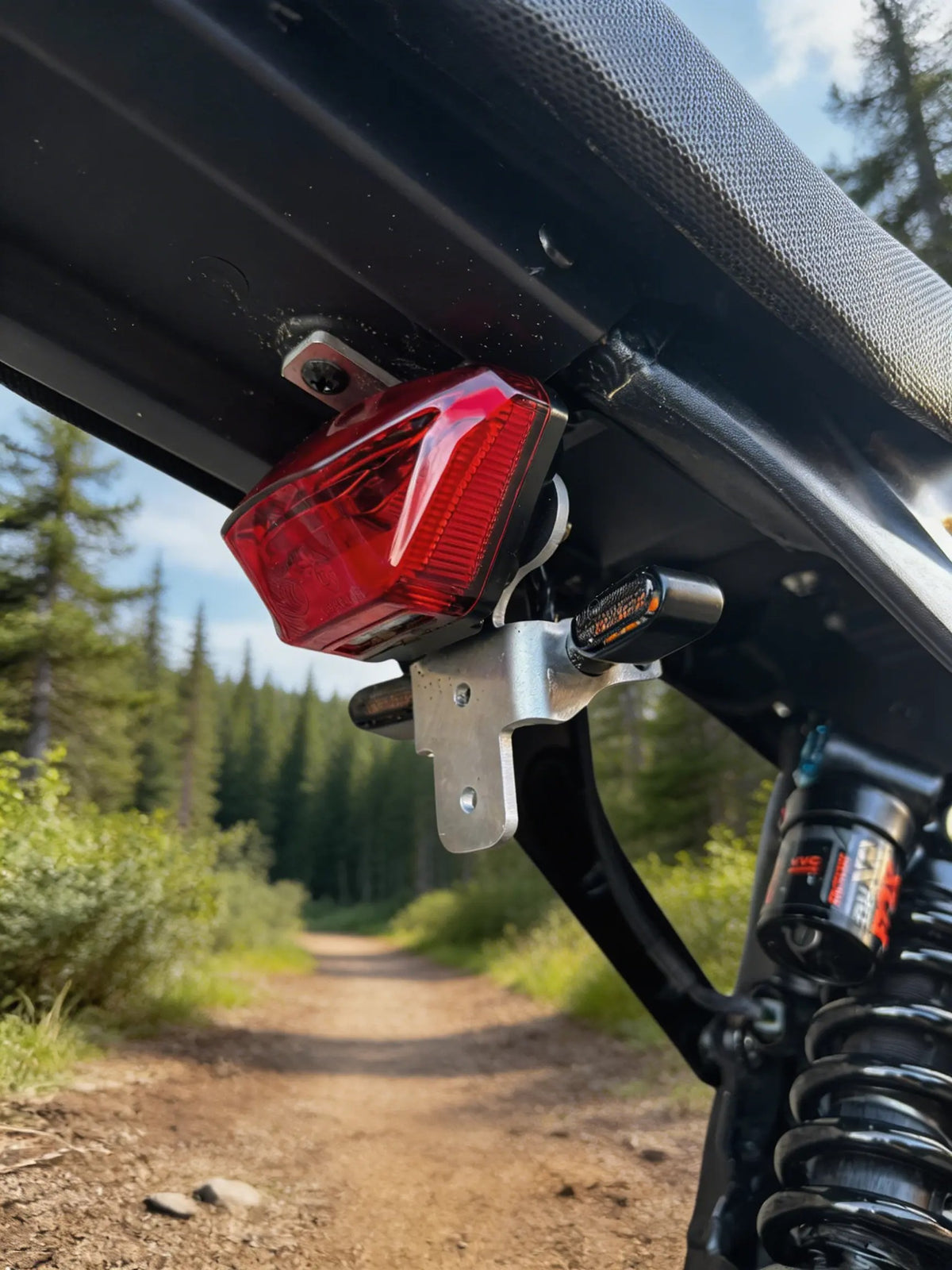 Vue support plaque Offroad KINETIK PERFORMANCE pour surron light bee