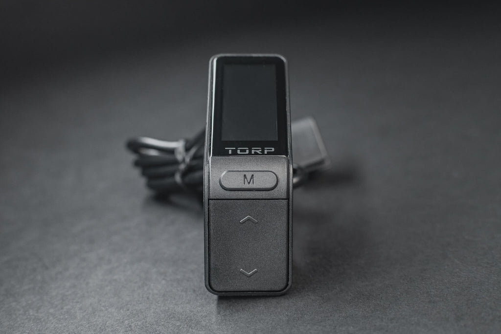 Écran TORP noir et blanc pour affichage des données de conduite sur Surron Light Bee