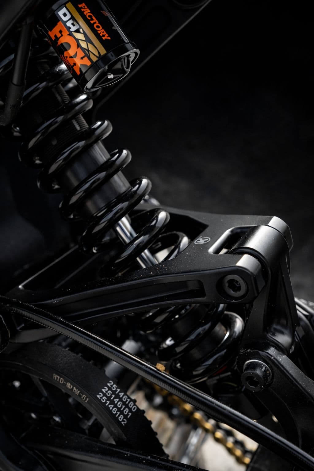 Pack linkage arrière K-bros Surron Light Bee vue 4 - KinetiK Bros Image