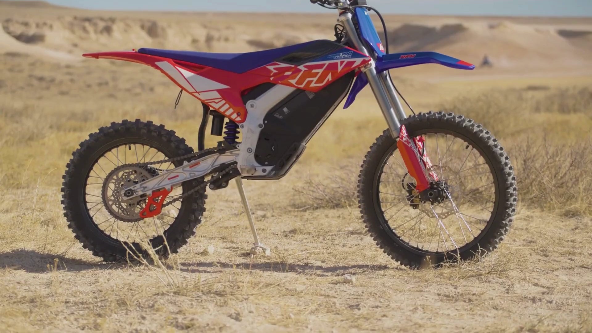 RFN SX-E15 Plus en action sur terrain off-road
