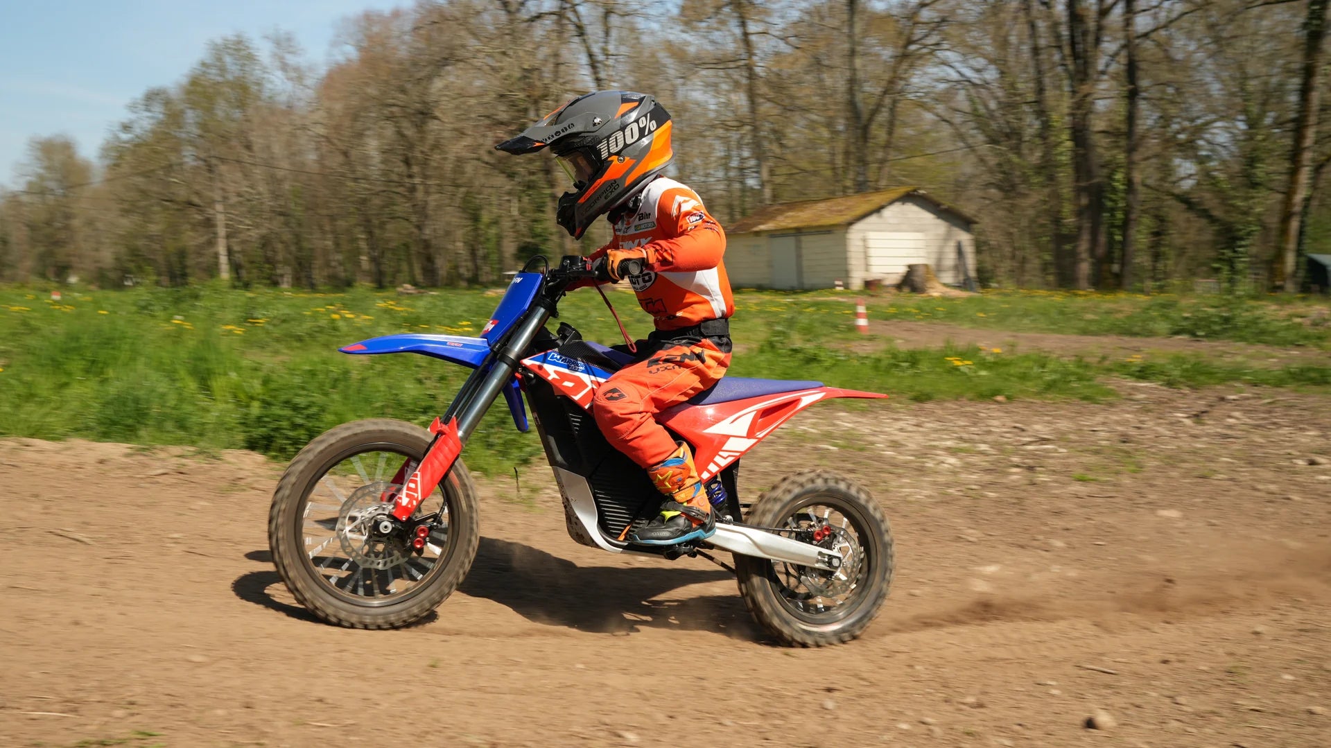 RFN SX-E8 — vue de profil avec son pilote
